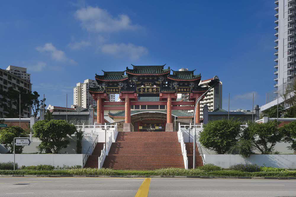 Toa Payoh Seu Teck Sean Tong enshrines Song Da Feng as its primary deity and has practiced Taoist, Buddhist and Confucian traditions since its establishment in 1942. It also includes a facility that houses ancestral tablets and a Traditional Chinese Medicine Clinic which provides free medical care to all, regardless of race or religion.