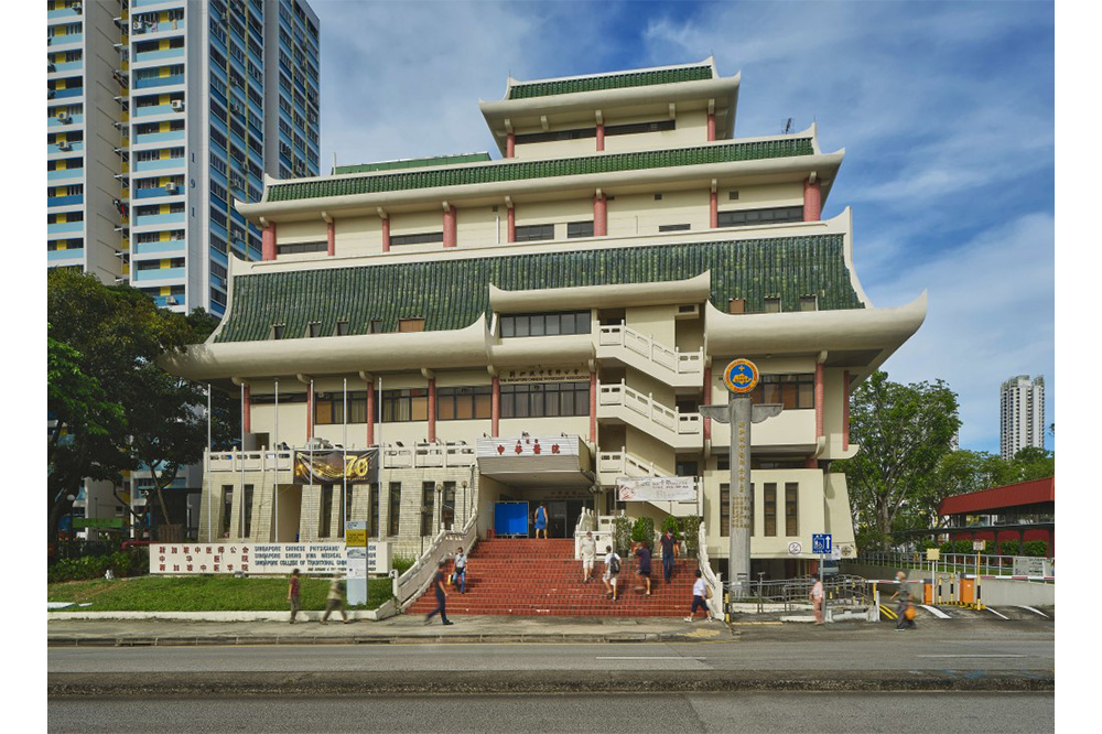 Established as a free Traditional Chinese Medicine (TCM) clinic at Chung Shan Association in 1956, community members from all walks of life contributed funds to construct the current Chung Hwa Medical Institution building that opened in 1978. It has since expanded its research and development into various TCM fields and continues to provide low-cost treatments to patients from all backgrounds.