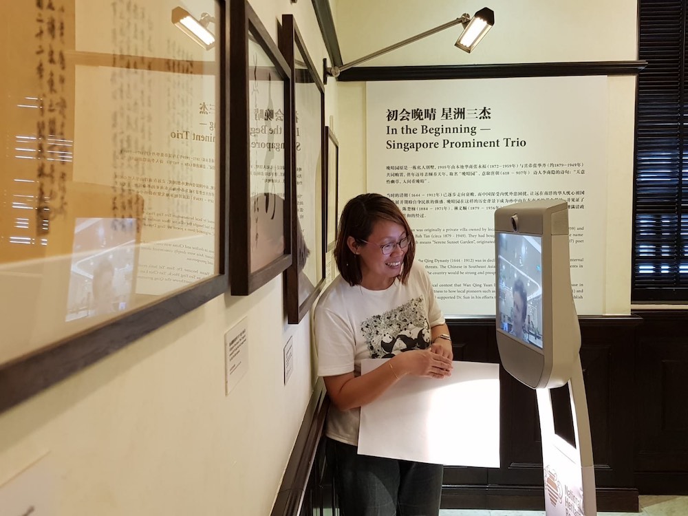 Long Chin Peng guiding seniors on a virtual tour through the use of robotics during the COVID-19 pandemic (2019, Courtesy of Sun Yat Sen Nanyang Memorial Hall.)