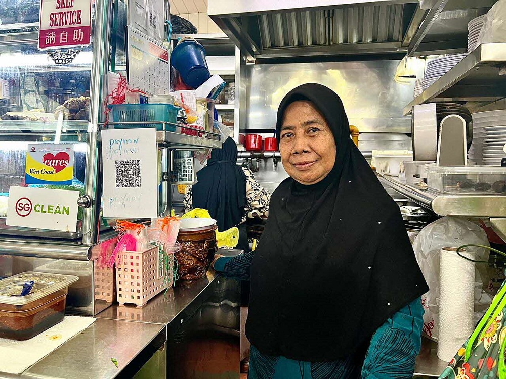 Norijah Binte Leman, the second-generation heart and soul behind the beloved stall. 2025. Photo courtesy of Afiqah Khalid.