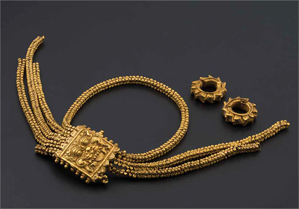 Javanese style gold jewellery discovered at Bukit Larangan (Fort Canning Hill), also known as the “Majapahit Gold”, Singapore, 14th century.