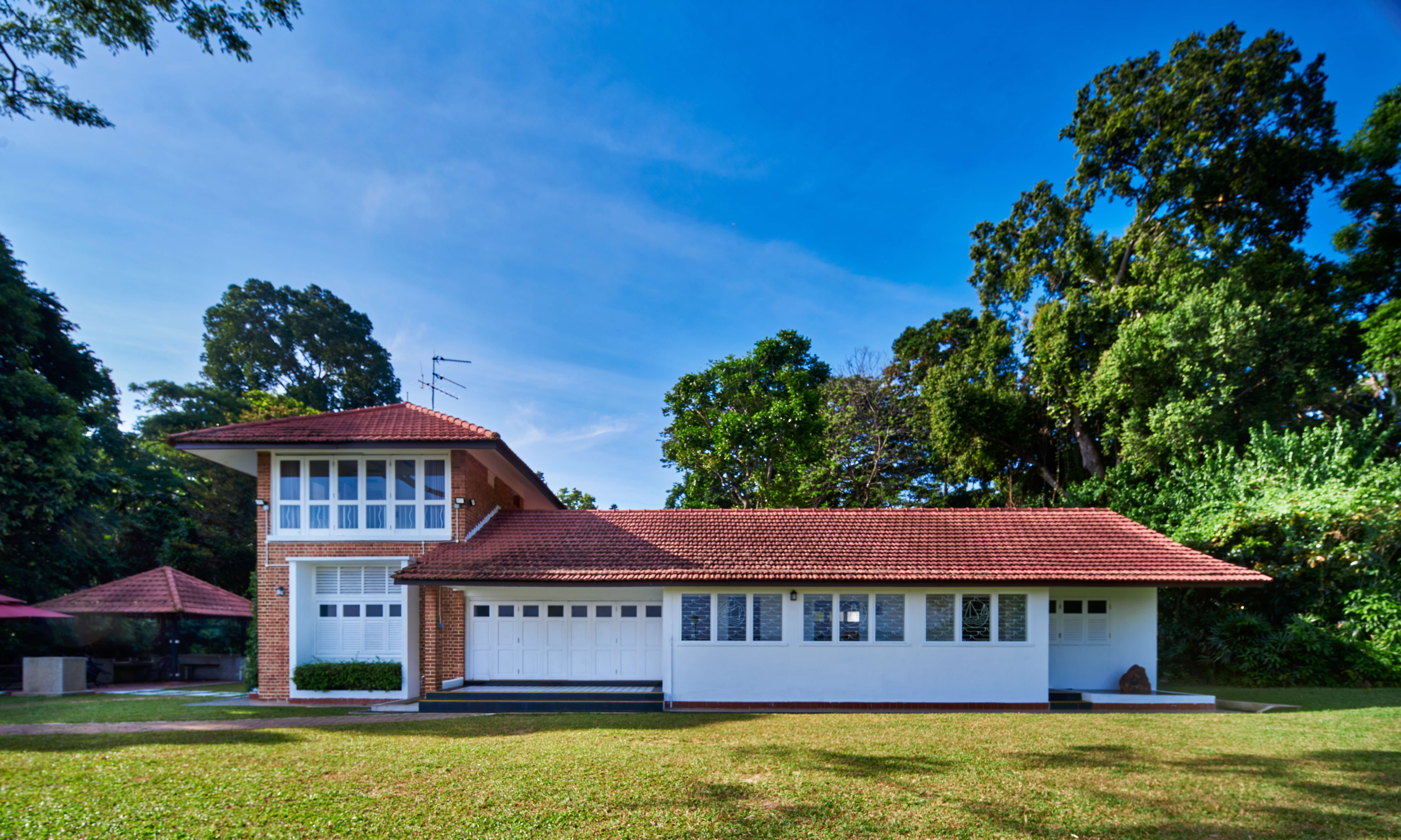 Built in 1950, Changi Cottage is well-known as the location where Singapore’s founding Prime Minister Lee Kuan Yew recuperated and worked after the tumult of Singapore’s independence in 1965. The Cottage is now part of the CSC@Changi resort and can be rented by the public.