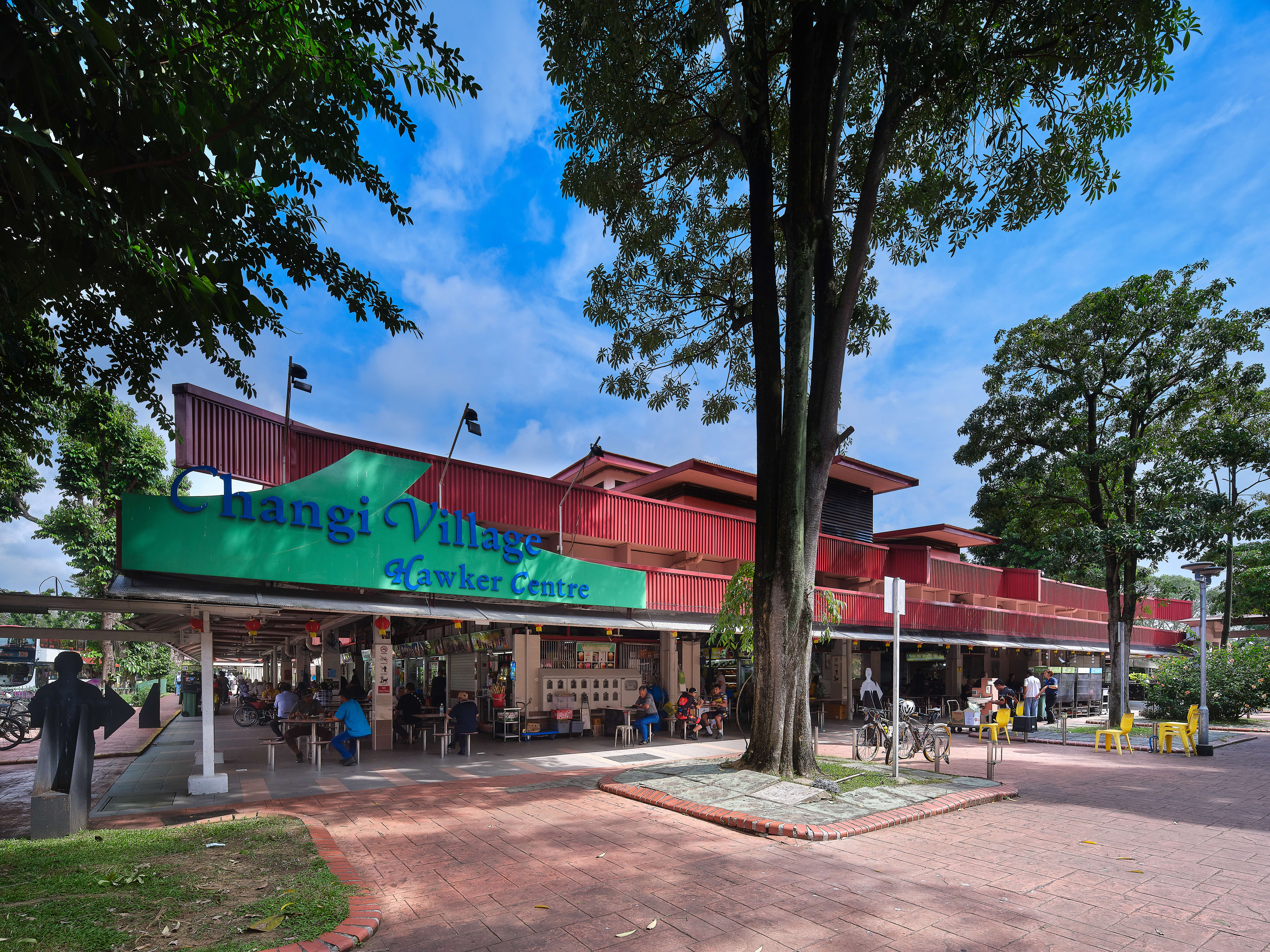 With the completion of Changi Cantonment in 1937, Changi Village grew significantly as traders and hawkers established themselves and catered to the base’s personnel, offering goods and services that earned the village a reputation as a retail haven.
