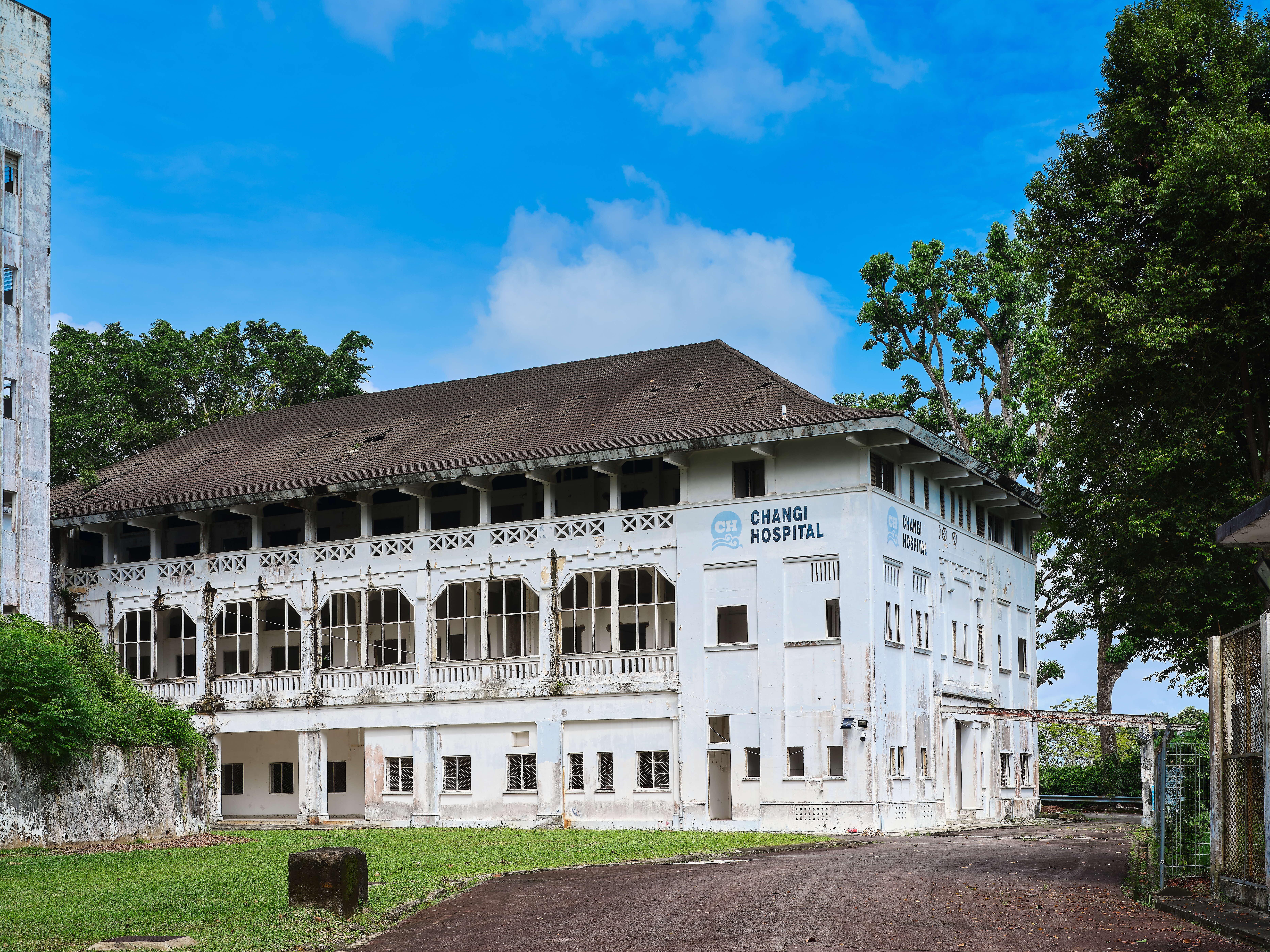Located on the top of the hill, former Changi Hospital was completed in 1962 and served residents until 1997 when Changi Hospital was merged with Toa Payoh Hospital and relocated to Simei. 