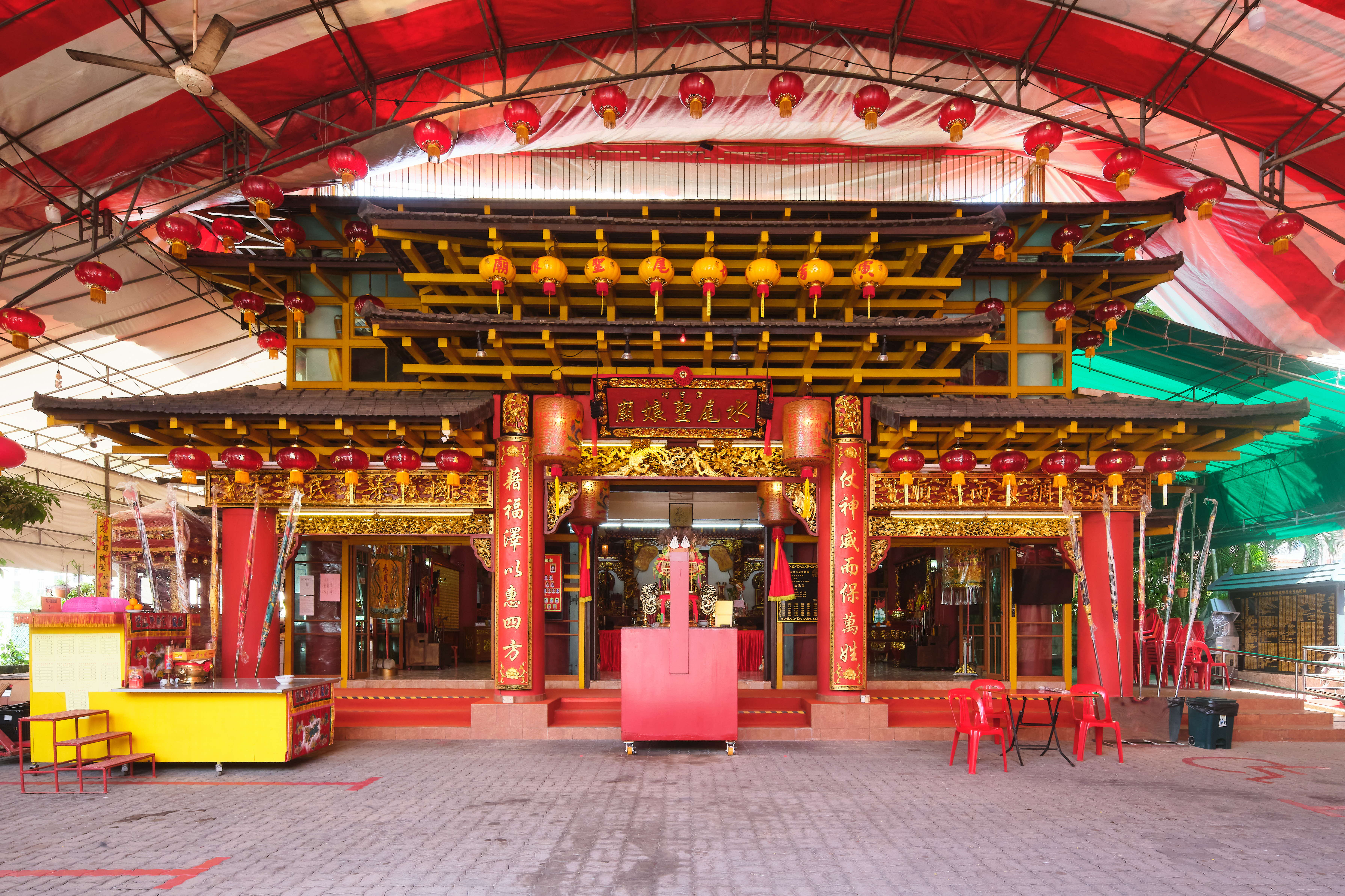 Founded in 1939, Yan Kit Village Chinese Temple enshrines Shui Wei Sheng Niang, 108 Brother Deities and other deities. The temple was established by residents of the former Yan Kit Village, which was located in the same area, and it continues to maintain longstanding connections with the Hainanese community while also welcoming worshippers from other communities.
