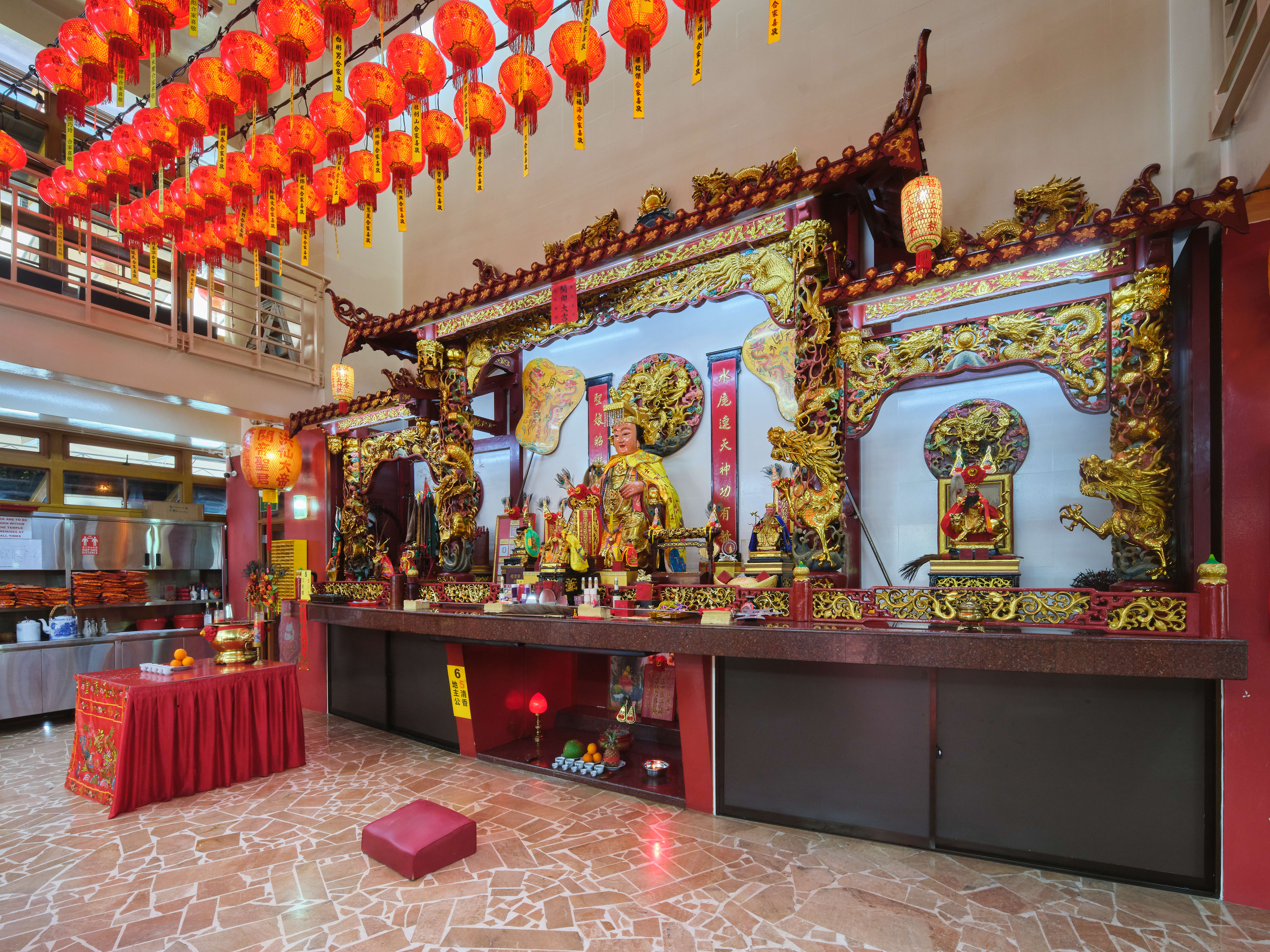 Altar of the temple with a statue of Shui Wei Shan Niang in the middle.