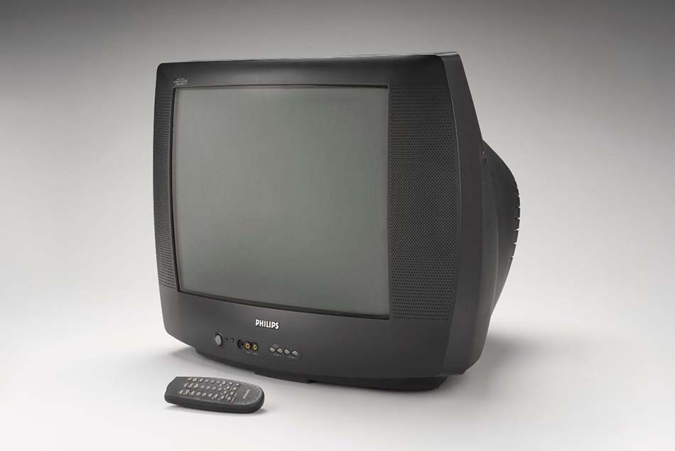 Pictured: a standard CRT television set often found in Singaporean households in the 1990s. (Gift of Ng Beng Kie, collection of National Museum of Singapore)