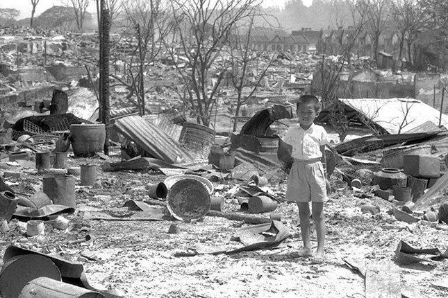 The Bukit Ho Swee fire displaced 16,000 kampung dwellers from their homes and killed four villagers in its wake. (Image from the National Archives of Singapore)