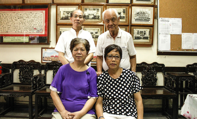 Kwong Wai Siew - Lee Wai Ching (bottom right) with other clan members