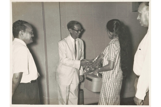 Loke Wan Tho at a prize giving ceremony