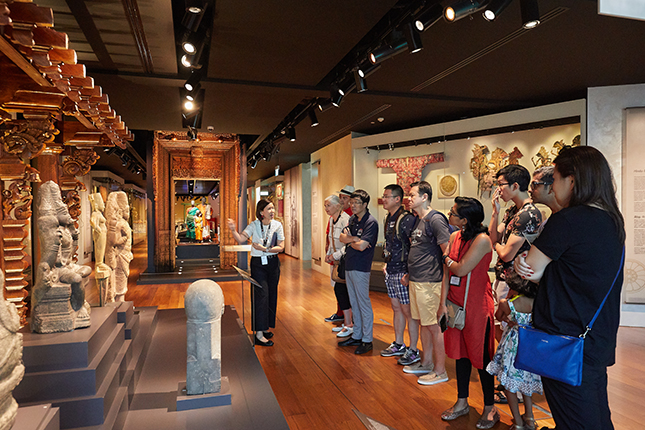 Swan Hoo feels that a guide can help visitors to focus on what is interesting about an exhibit.