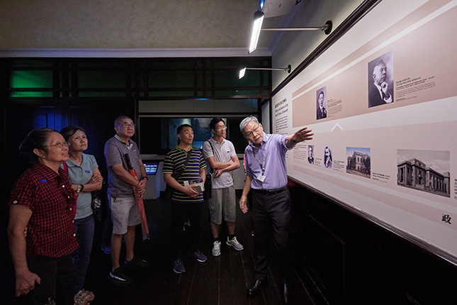 Boon Piang captivates his audience by making connections between history and modern culture.