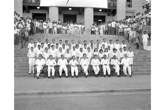 Lee Kuan Yew with fellow ministers and legislative assemblymen