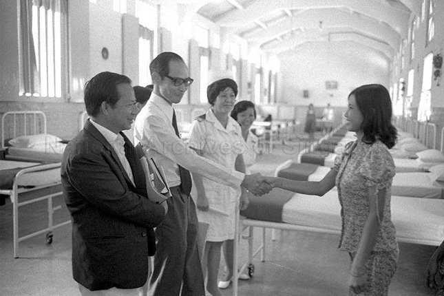Toh Chin Chye pays a visit to the Woodbridge Hospital