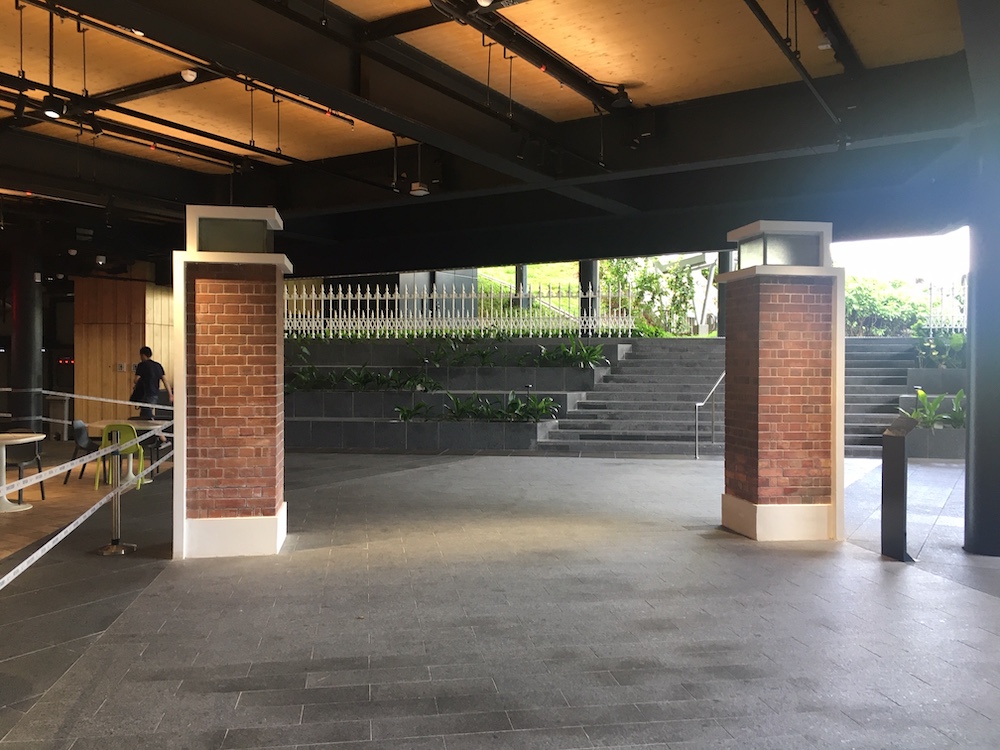 The entrance pillars standing within the Singapore Management University’s campus used to mark the entrance of the former National Library at Stamford Road. 