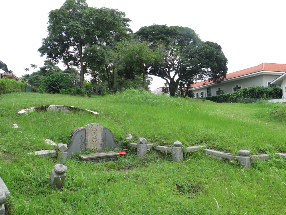 The grave of Mrs Tan Quee Lan is a traditional Southern Chinese tomb standing on the hilly lawn near Sian Tuan Avenue.