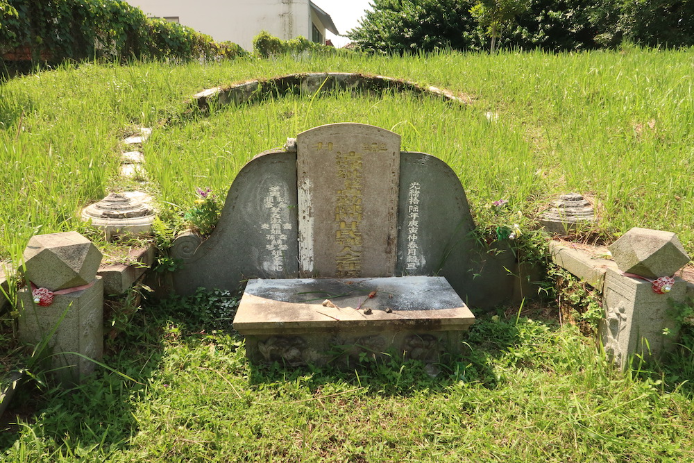 The grave of Mrs Tan Quee Lan is a traditional Southern Chinese tomb standing on the hilly lawn near Sian Tuan Avenue.