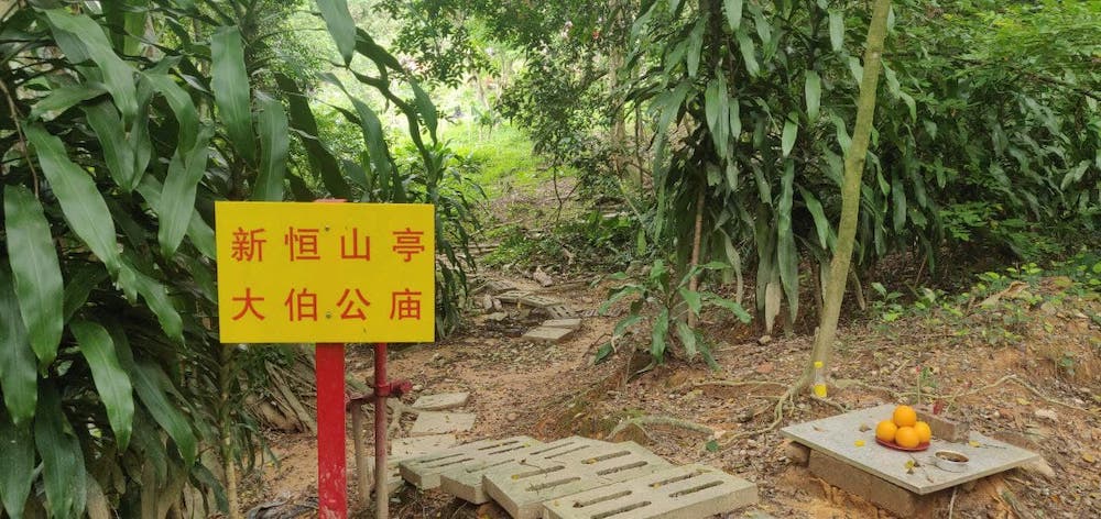 Sin Heng San Teng is a cemetery previously owned by Hokkien Huay Kwan. The temple not only serves as a place of worship but is often visited by local explorers who seek to discover the history and heritage of the area.