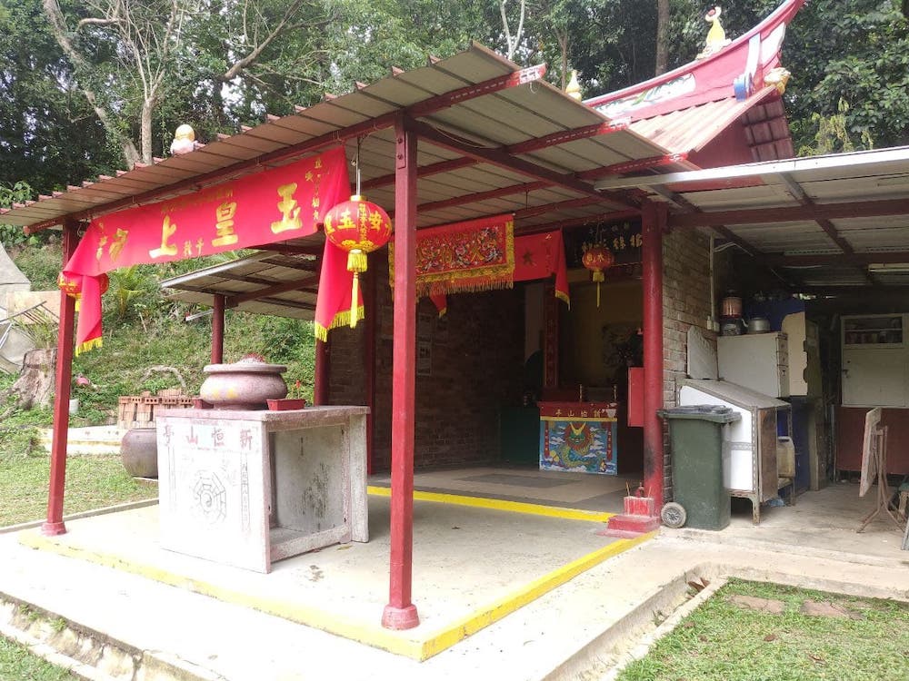 Sin Heng San Teng is a cemetery previously owned by Hokkien Huay Kwan. The temple not only serves as a place of worship but is often visited by local explorers who seek to discover the history and heritage of the area.