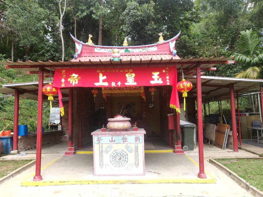 Sin Heng San Teng is a cemetery previously owned by Hokkien Huay Kwan. The temple not only serves as a place of worship but is often visited by local explorers who seek to discover the history and heritage of the area.