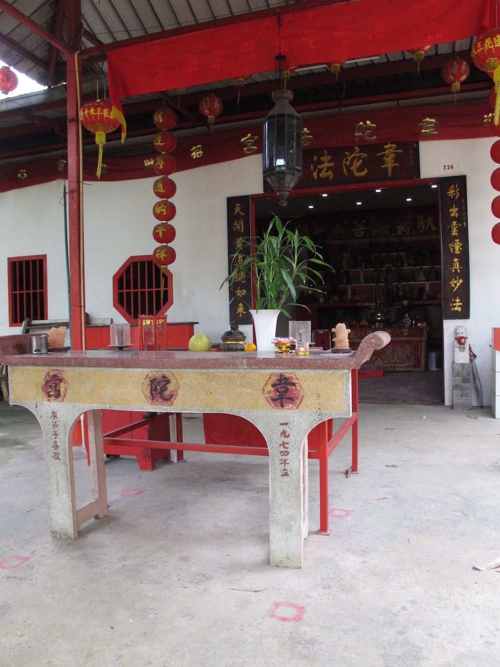 Wei Tuo Fa Gong Temple is a privately run temple that used to be a private home. It houses shrines that are dedicated to different gods and is visited by devotees of different religions. 