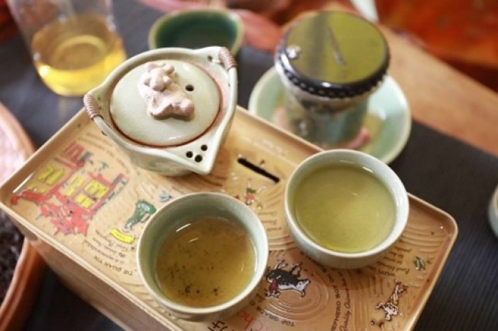 Display and demonstration of Pek Sin Choon’s tea brewing utensils.