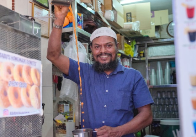 Mr Asgar preparing teh tarik.