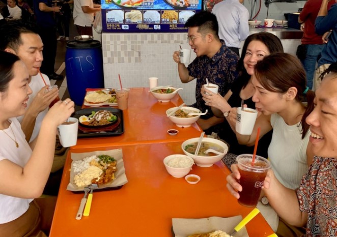 Practice of drinking and appreciating tea amongst friends at a coffeeshop.