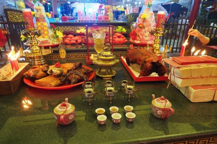 Placing of offerings at Poh Chung Tian Chor Sian Tong (Tea is offered at the forefront).