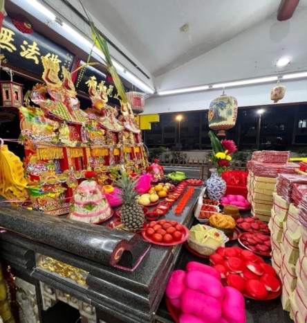 Placing of offerings at Poh Chung Tian Chor Sian Tong.