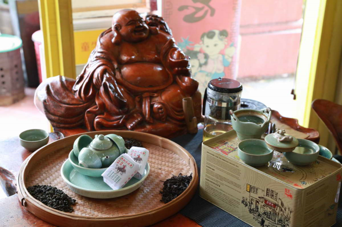 Display and demonstration of Pek Sin Choon’s tea brewing utensils.