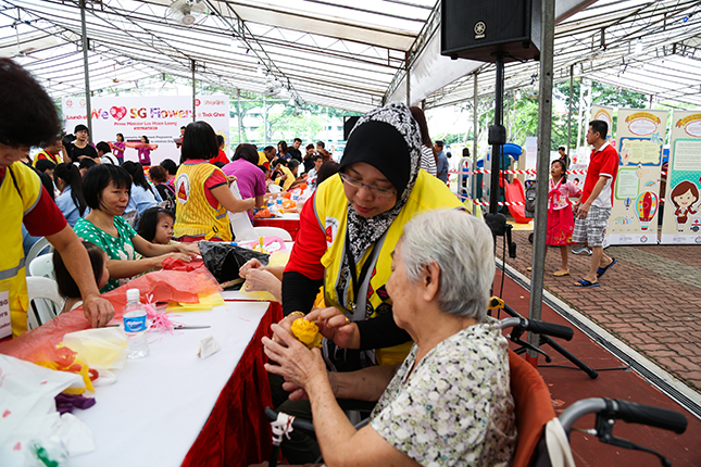 Chingay Parade 2015: “Engaging the community in the making of the “We Love SG Flowers” as part of the annual Chingay Community Engagement Programme (CEP).” Image credits: People's Association
