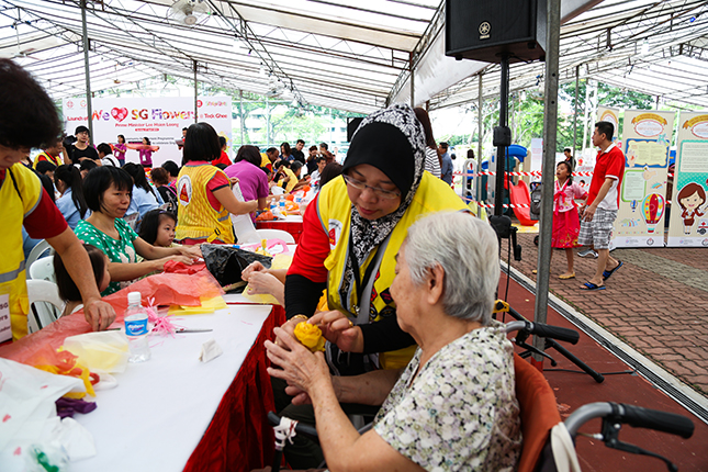 Chingay Parade 2015: “Engaging the community in the making of the “We Love SG Flowers” as part of the annual Chingay Community Engagement Programme (CEP).” Image credits: People's Association