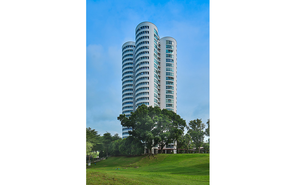 Completed in 1981, Block 259 is the only block of circular flats built by Housing & Development Board (HDB). This building was part of a pilot by HDB during the late 1970s to construct seven distinctively designed public housing blocks. 