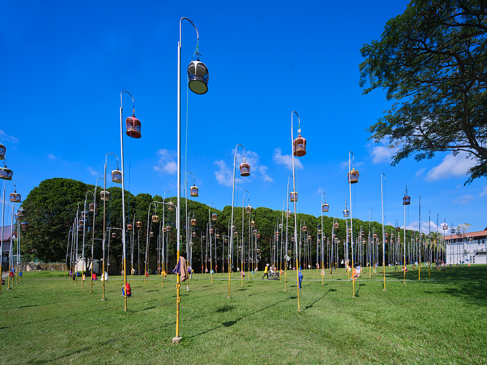 In 1987, Kebun Baru Birdsinging Club, Singapore’s largest bird-singing and display arena capable of accommodating more than a thousand cages, was also established on the western side of the garden.