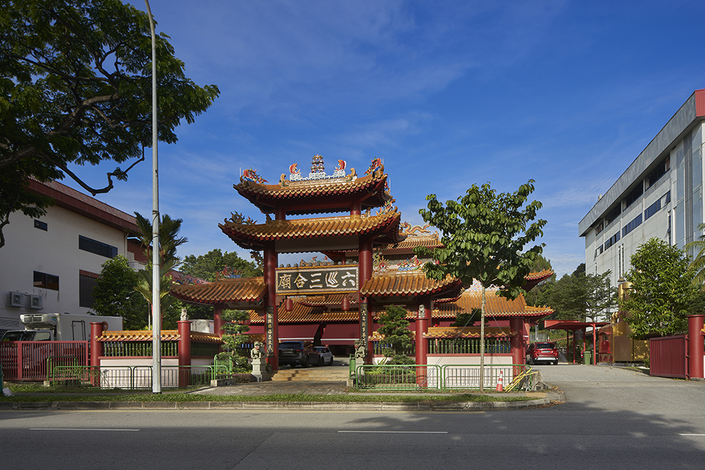 Completed in 1989, Liuxun Sanhemiao is a joint temple formed by three temples, Sam Ann Fu, Longxuyan Jinshuiguan and Hong San Chin Huat Temple Association. The temples were formerly from Lak Xun, a village in Yio Chu Kang near present-day Lentor Avenue. 