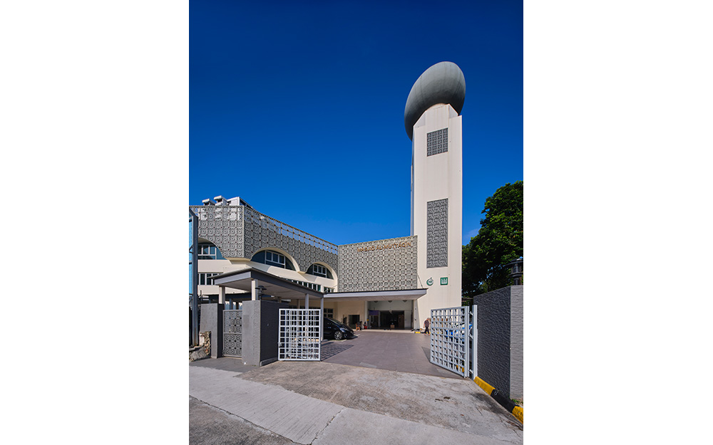 Masjid Al-Muttaqin was built in 1980  by Housing & Development Board for Majlis Ugama Islam Singapura (MUIS), Singapore’s Islamic religious council. The mosque was given the name “Al-Muttaqin”, which refers to the pious who are ever aware of God the Almighty.