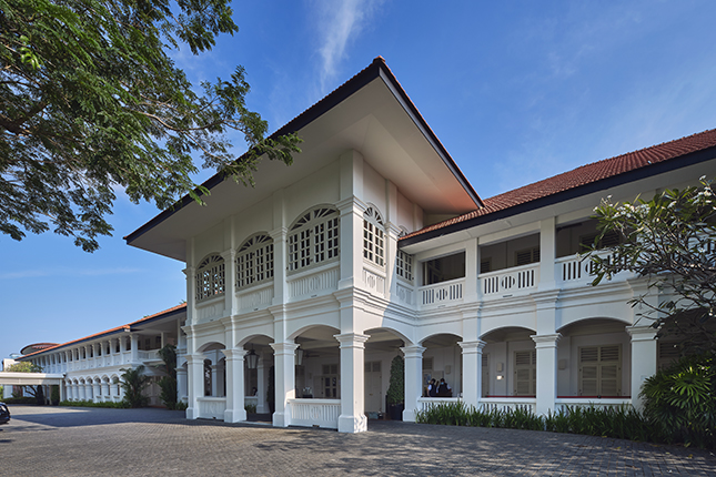 From the late 19th century to the 1960s, accommodations for officers of the British military stood on this site, including four colonial bungalows that are today merged into a hotel development. Blocks 48 and 49 served as a mess and quarters for officers up to the rank of captain, while the manor-like blocks 50 and 51 were reserved for more senior officers.