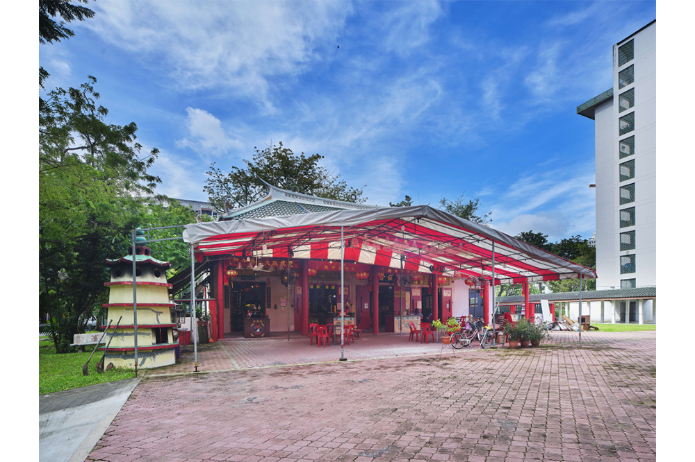 Completed in 1974, United Five Temples of Toa Payoh houses five temples founded during Toa Payoh's kampong past. This Taoist temple was the first in Singapore to bring together temples from different Chinese dialect groups and enshrining different deities within one compound.