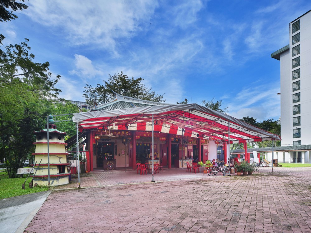 Completed in 1974, United Five Temples of Toa Payoh houses five temples founded during Toa Payoh's kampong past. This Taoist temple was the first in Singapore to bring together temples from different Chinese dialect groups and enshrining different deities within one compound.