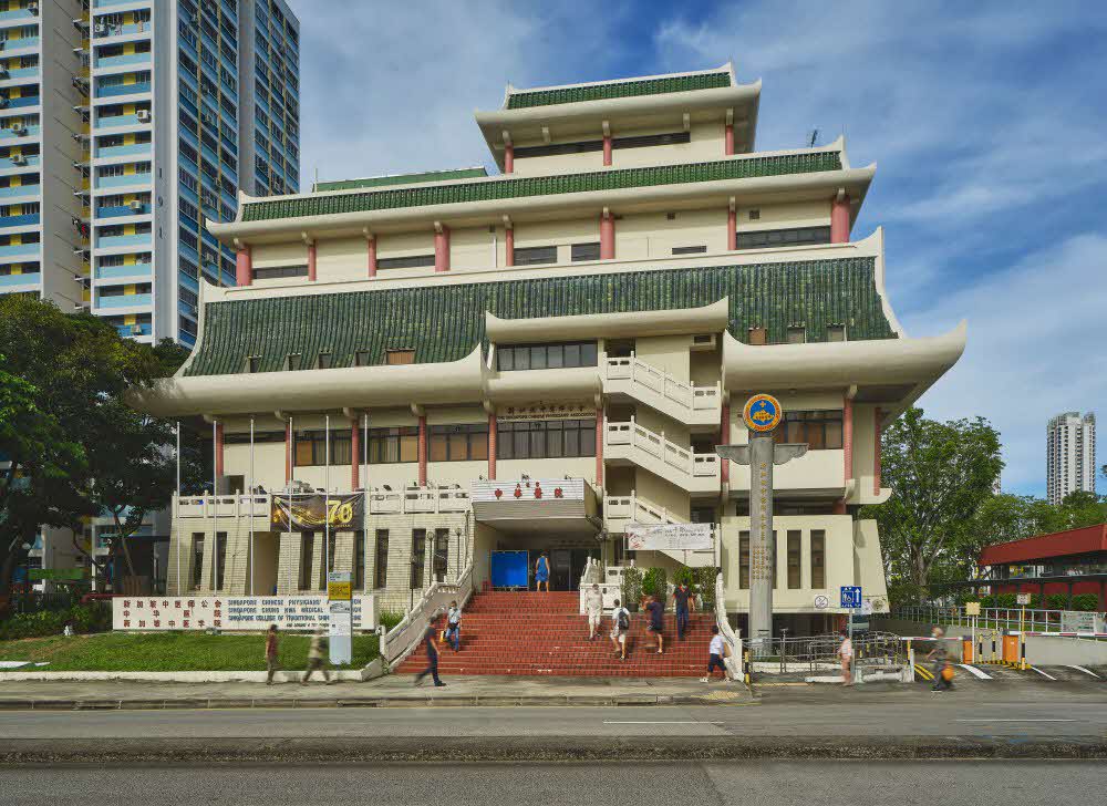 Established as a free Traditional Chinese Medicine (TCM) clinic at Chung Shan Association in 1956, community members from all walks of life contributed funds to construct the current Chung Hwa Medical Institution building that opened in 1978. It has since expanded its research and development into various TCM fields and continues to provide low-cost treatments to patients from all backgrounds.