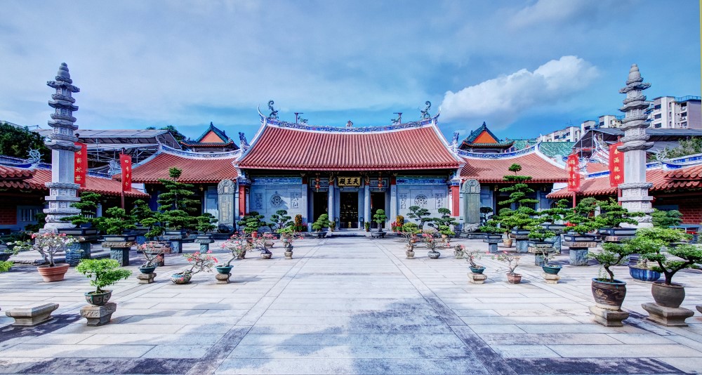 Completed in 1909, Lian Shan Shuang Lin Monastery is the oldest Buddhist monastery in Singapore and includes the Hall of Celestial Kings and Mahavira Hall, which were collectively gazetted as a National Monument in 1980. The monastery compound also houses Shuang Lin Cheng Huang Temple, which is a Taoist temple managed by the Buddhist monks of the monastery.