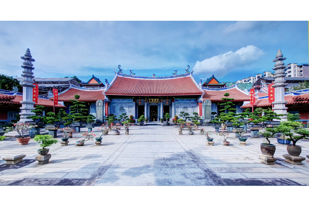 Completed in 1909, Lian Shan Shuang Lin Monastery is the oldest Buddhist monastery in Singapore and includes the Hall of Celestial Kings and Mahavira Hall, which were collectively gazetted as a National Monument in 1980. The monastery compound also houses Shuang Lin Cheng Huang Temple, which is a Taoist temple managed by the Buddhist monks of the monastery.