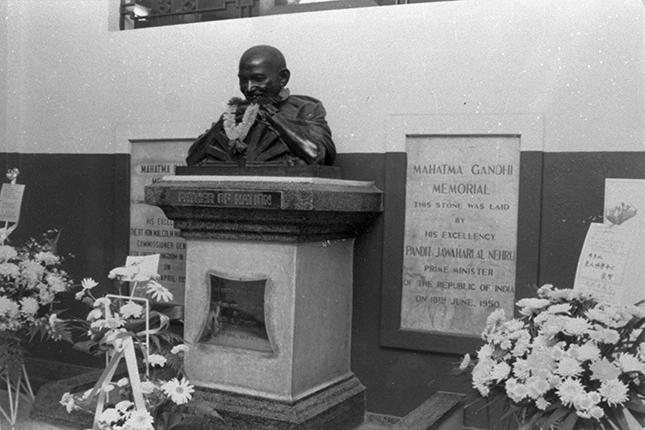 mahatma gandhi grave