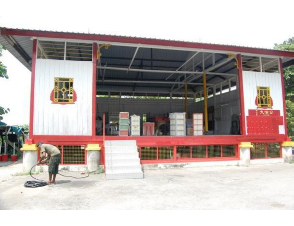 The stage started off as a small hut with a basic wooden stage. In 1971, the wayang stage was completely rebuilt and is now the stage that stands opposite the Tua Pek Kong Temple today. The present stage is three times the size of the original stage.