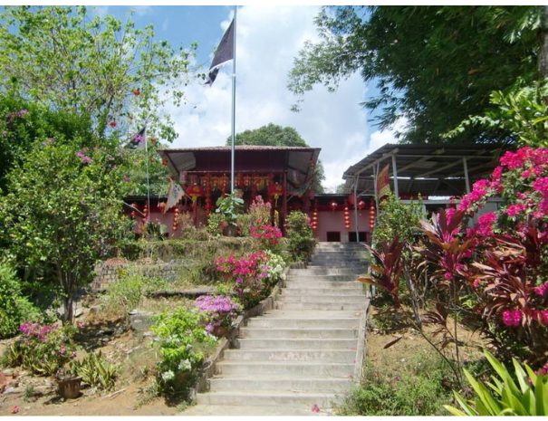 The Wei Tuo Fa Gong temple houses shrines dedicated to different gods like Datuk Gong hillside spirits, Hindu gods and Chinese Buddhas. It is also a place of worship for Tibetan Buddhist devotees.