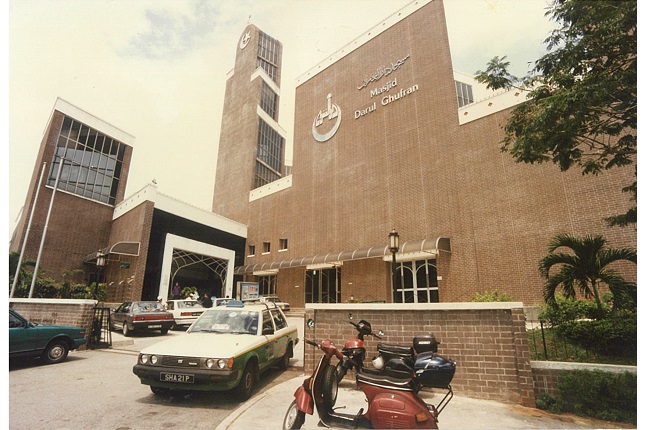 Completed in December 1990, Masjid Darul Ghufran serves as a focal point for the Muslim community in Tampines.
