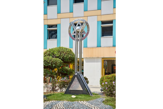 A decade after the first residents of Tampines Town moved into their flats, HDB's work on the town was recognised with the 1991 World Habitat Award from The Building and Social Housing Foundation, ahead of the competing cities of Vancouver in Canada and Boston in the United States.