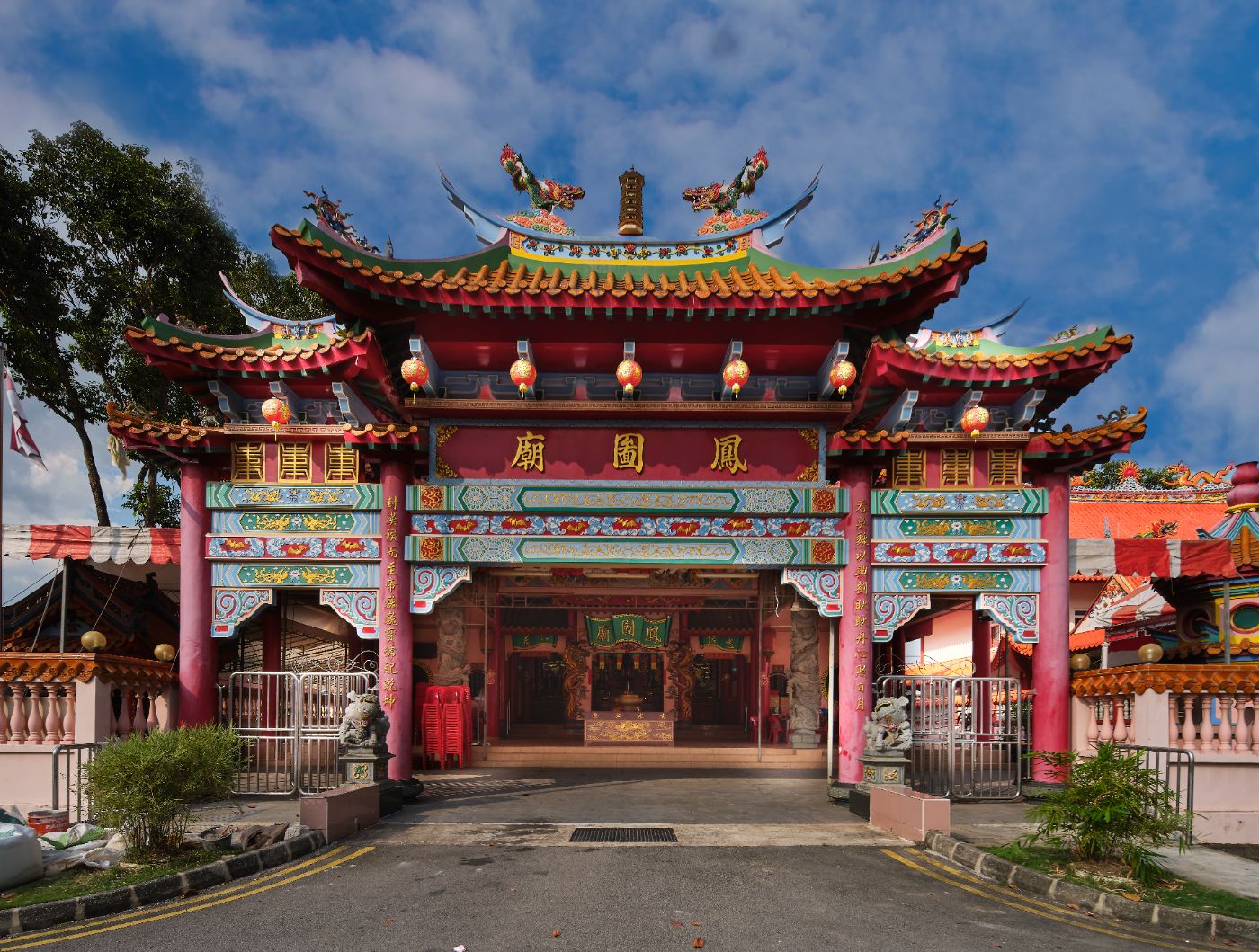 Hong Tho Bilw Temple, also commonly known as Feng Tu Miao, is dedicated to Guan Di Gong, a god of war and wealth. The original temple was built in the 1940s in Kampong Hock Choon.
