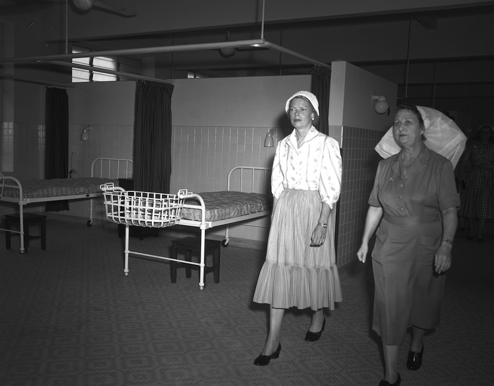 Lady Patricia Lennox Boyd, wife of the Colonial Secretary, touring Block 1's modern segmented wards, which marked a departure from the Nightingale design, 17 August 1955. Courtesy of the National Archives of Singapore.